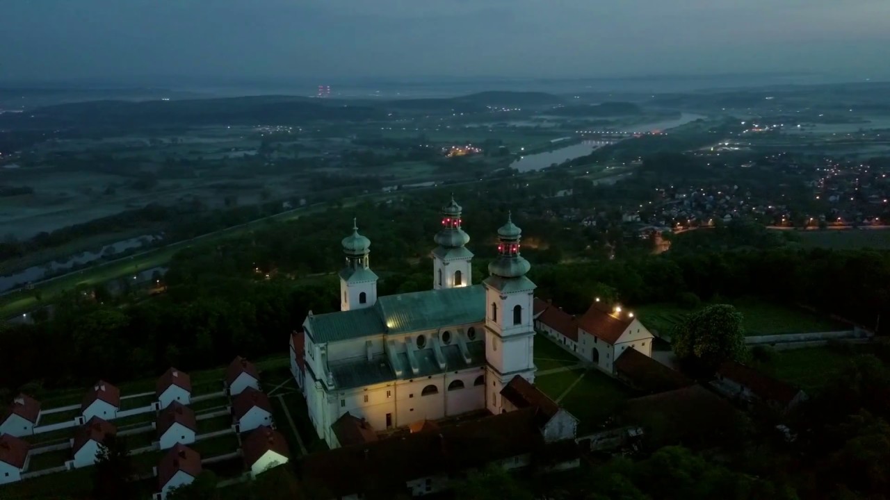 Klasztor na Bielanach w Krakowie o zmierzchu - filmowane dronem