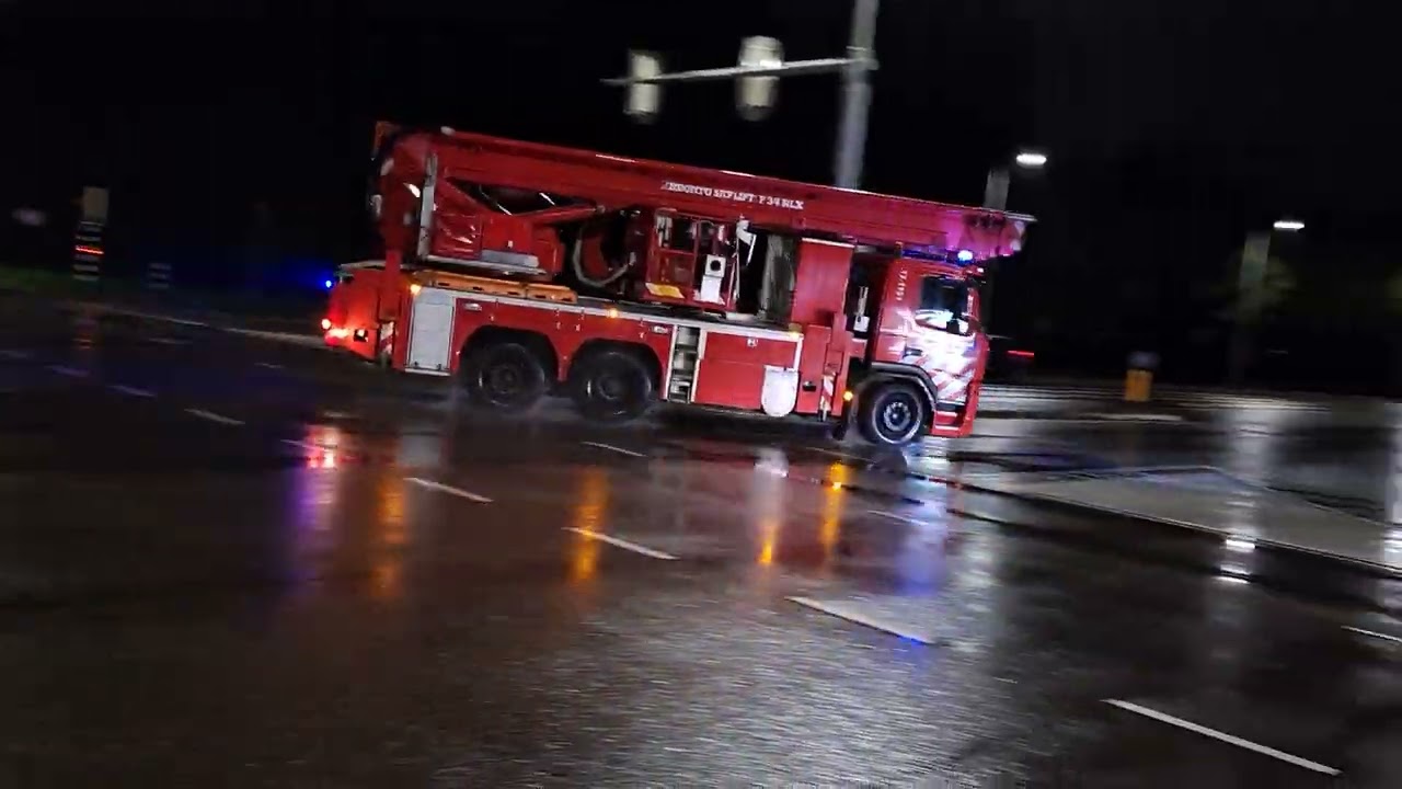 brandweer en politie richting woningbrand aar Rotterdam