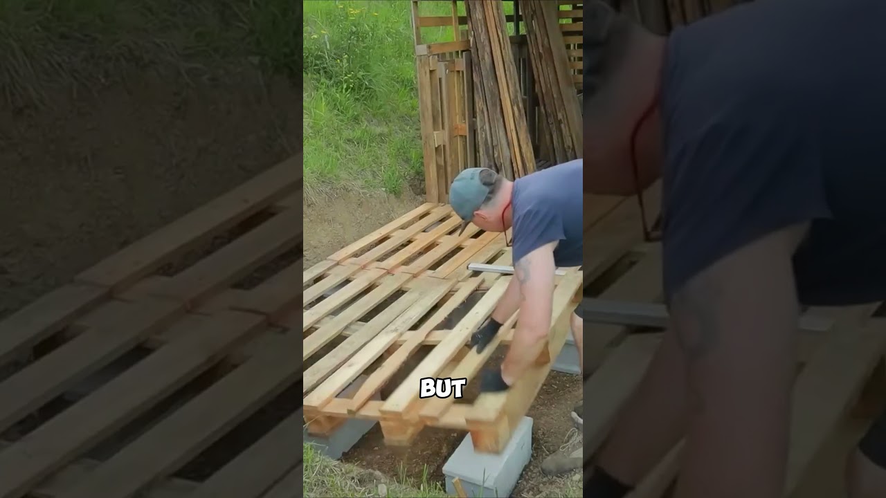 Он построил крошечный дом из деревянных поддонов?!