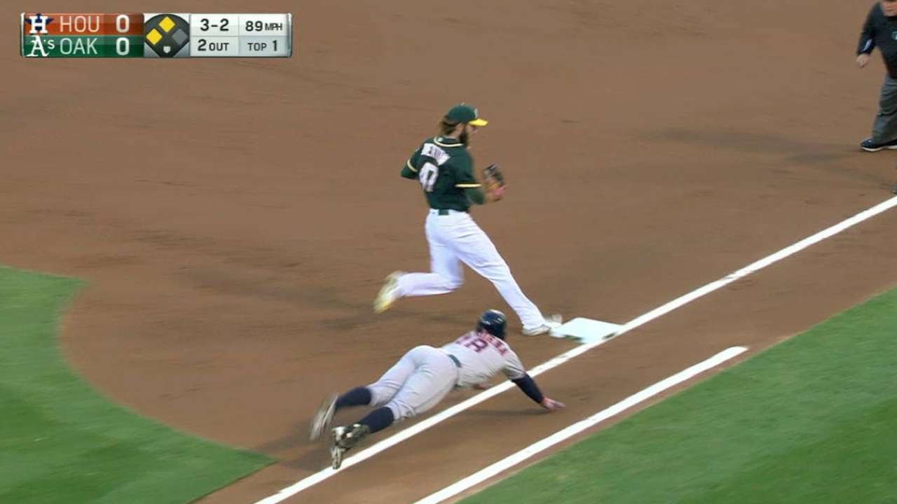 HOU@OAK: Valencia saves a run with a sliding stop