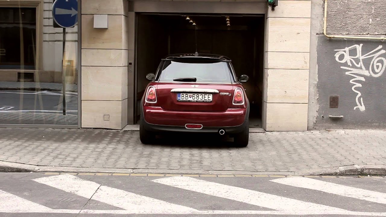 Ako zaparkovat, Hotel Avance Bratislava