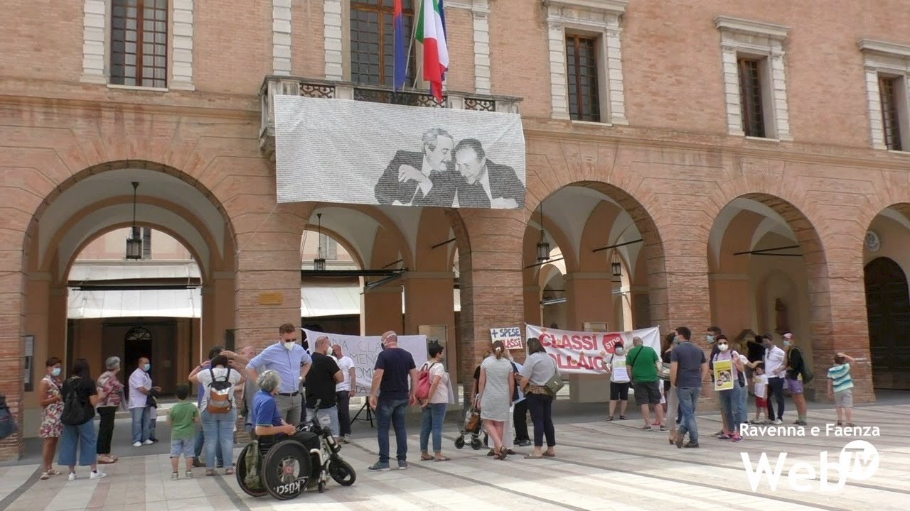 Genitori in piazza a Castel Bolognese contro il taglio di una sezione alla scuola primaria