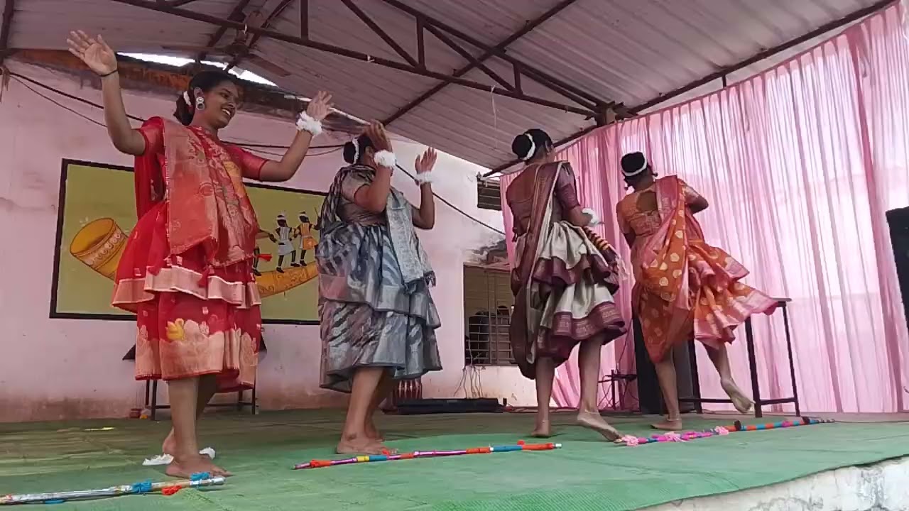 Pm shari segas mlatiparpas school🎒📚 sarngarh ❤🥰💫meri senior didi logo ka dance❤