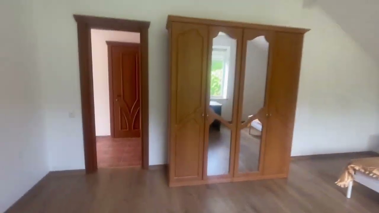 Продаж будинку  на закритій території, з басейном та спортзоною, з виходом до річки Дністер