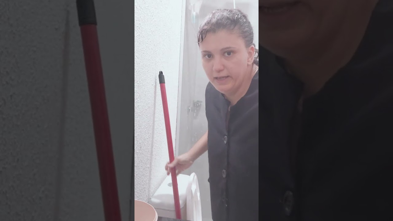 Lavando o banheiro e mostrando o quarto depois de limpo tbm .