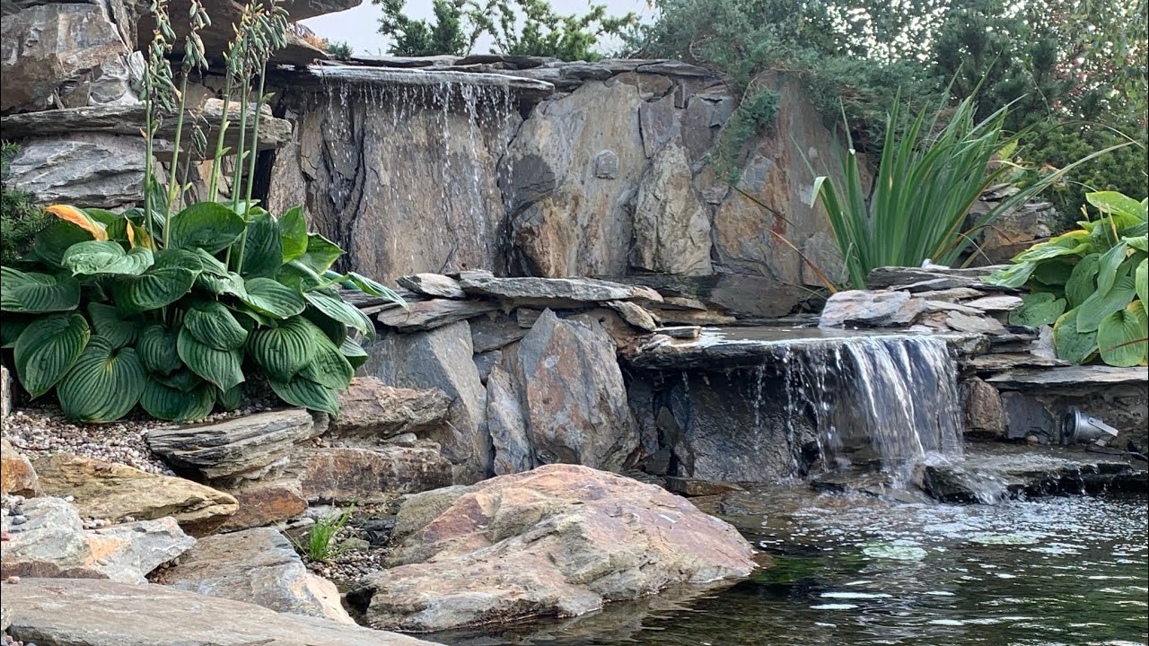 Kaskada wodna w ogrodzie