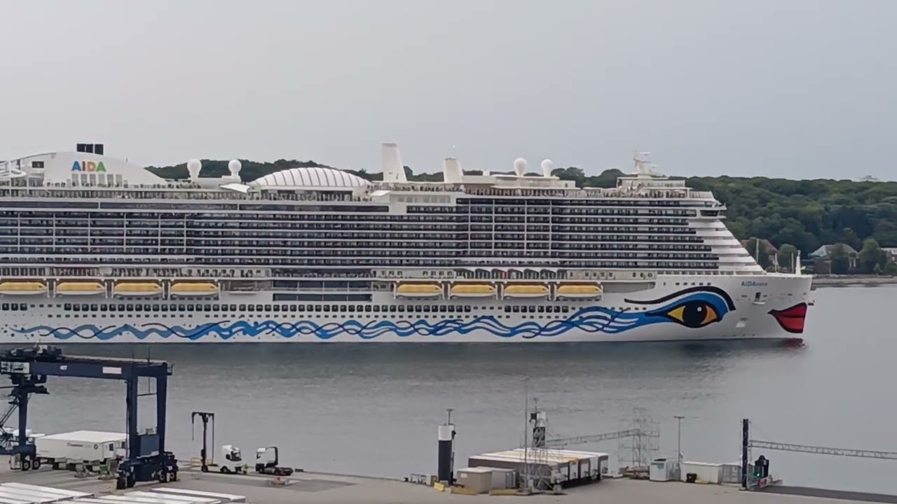 AIDA.... verlässt den Kieler Hafen 