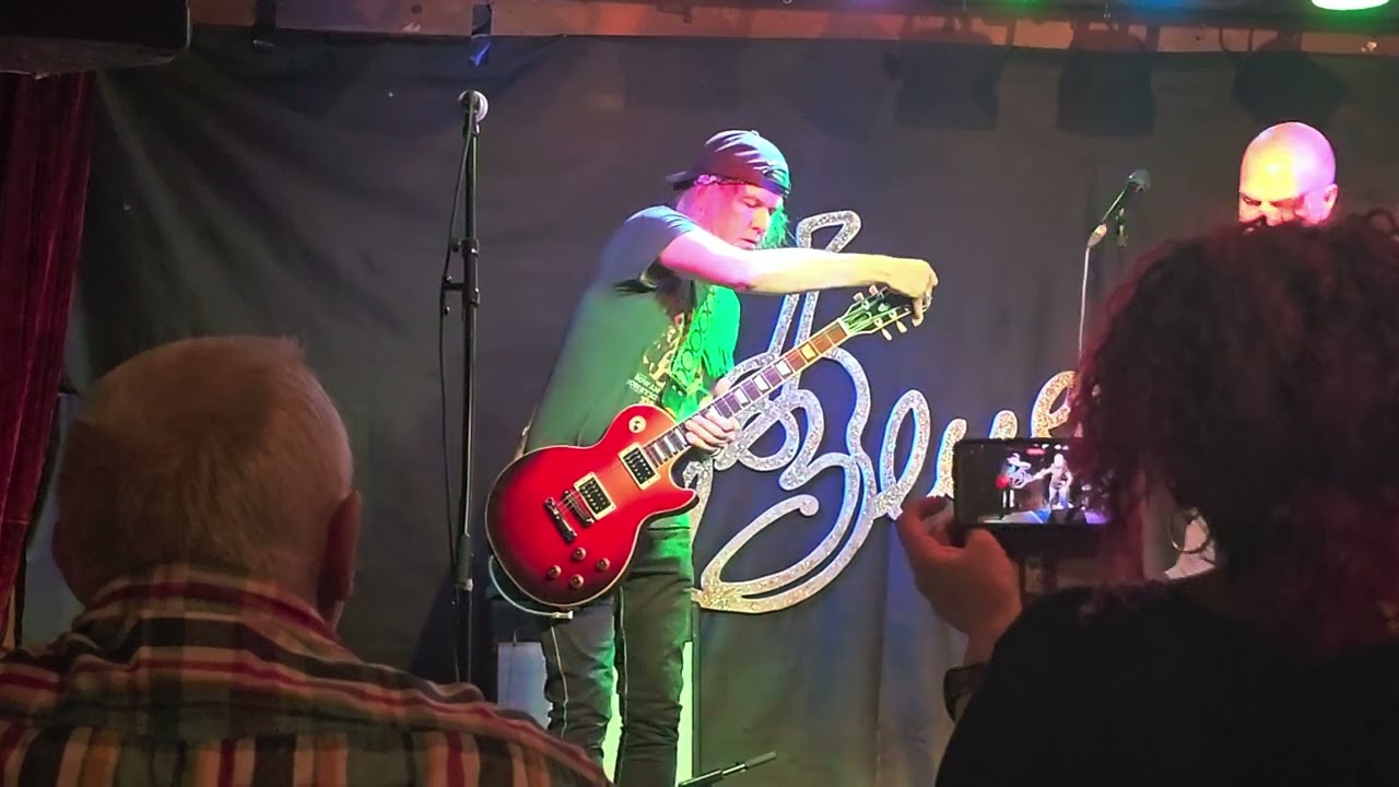 Rowan Robertson - Lock Up The Wolfes