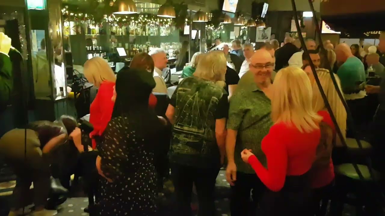 Terry Merrigan @ The Raheny Inn. Tá grá san aer