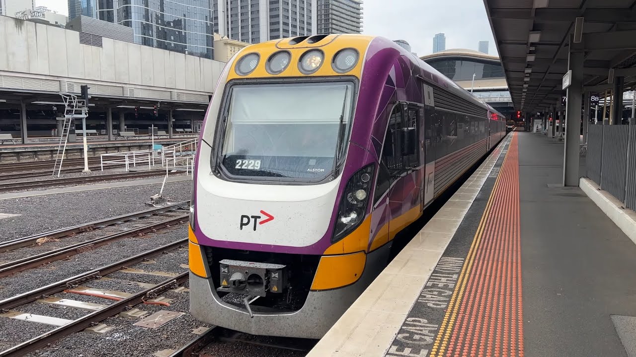 V/Line VL129 Departing Southern Cross Station to Seymour - Low Note Horn Show