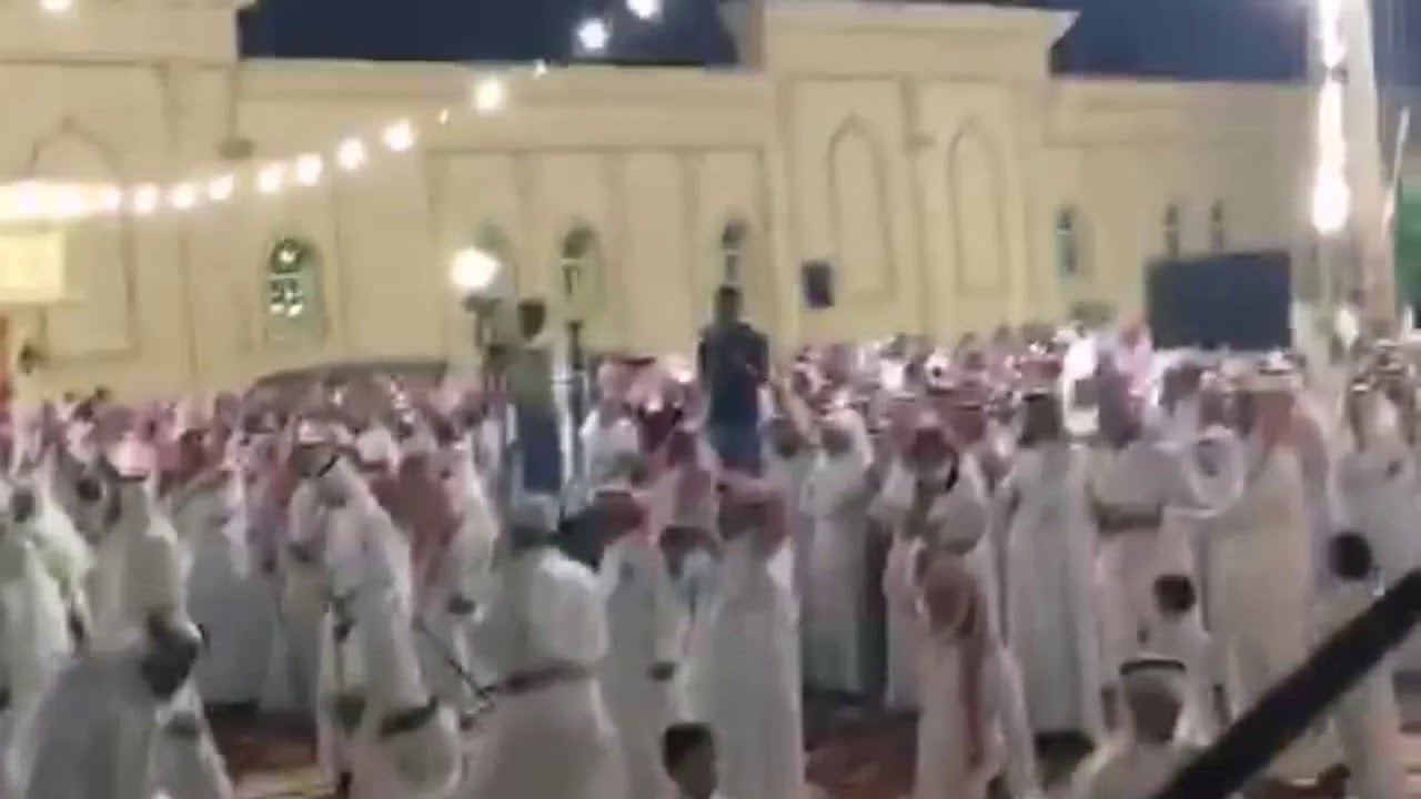 العريس رمى البشت وقدم فاصل جنوني بالسيف