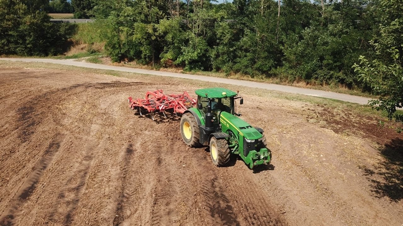Bresciani Group Interramento Liquami con John Deere 8245R e coltivatore Kuhn Cultumer 4000 L