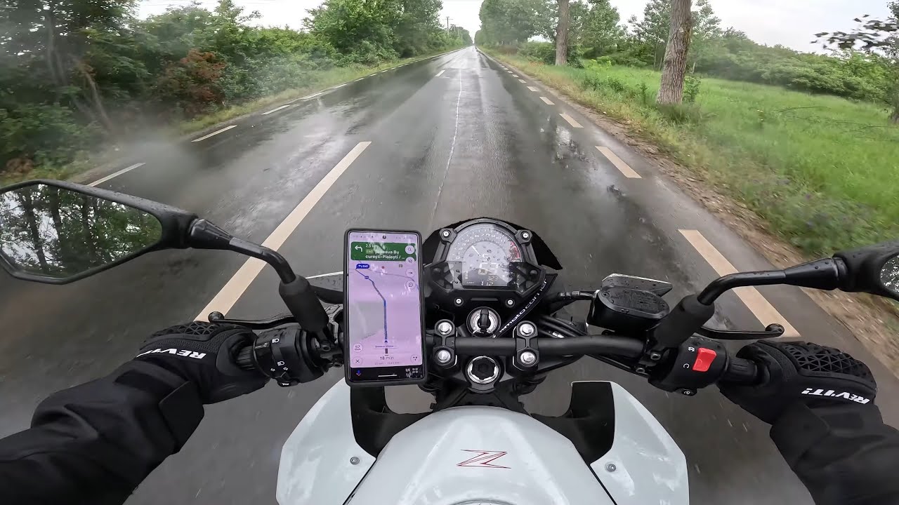 The road to Nowhere - Riding in the rain on the Kawasaki Z400