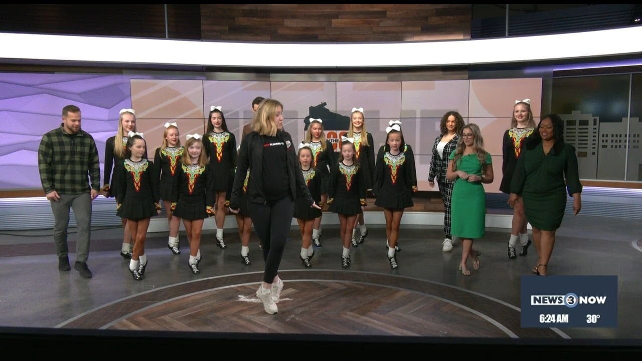 Ведущая программы News 3 Now This Morning учится ирландским танцам.