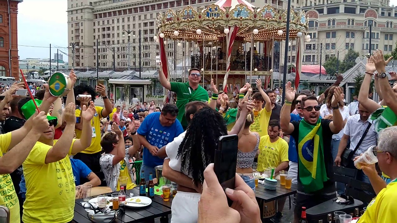 Brasileiros fazem roda de samba no centro de Moscou