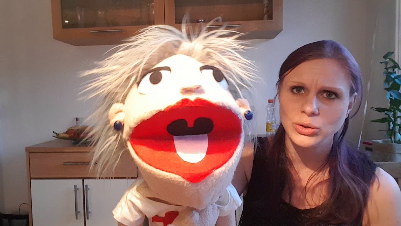 Syster Görel anlitar nätdoktorn ( Dr Glad). Buktaleri
