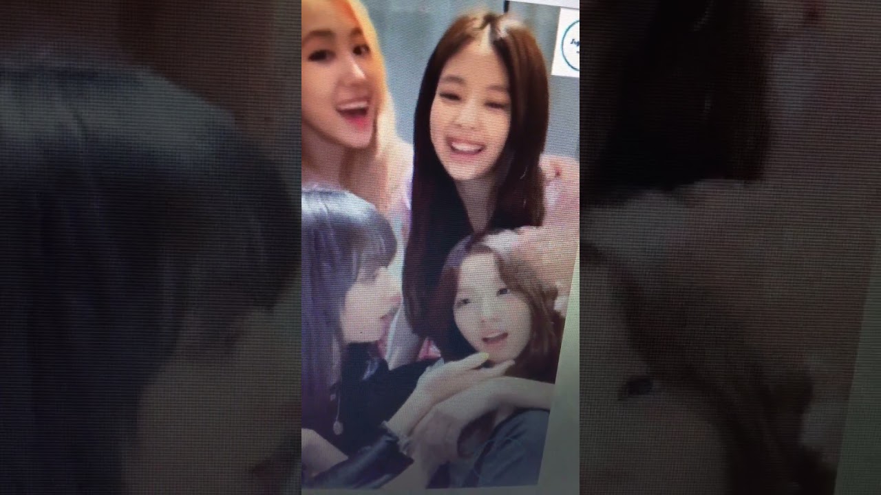 Jennie jealous at Jisoo when Lisa tries to eat Jisoo. #jensoo #jisoo #jennie