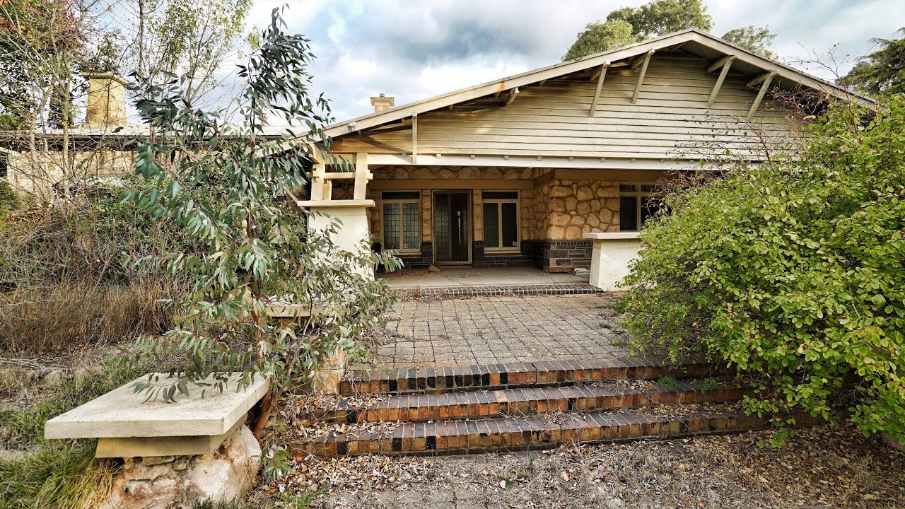 Abandoned- Huge Bungalow left to decay! Plus random find with stuff and sheds with stuff