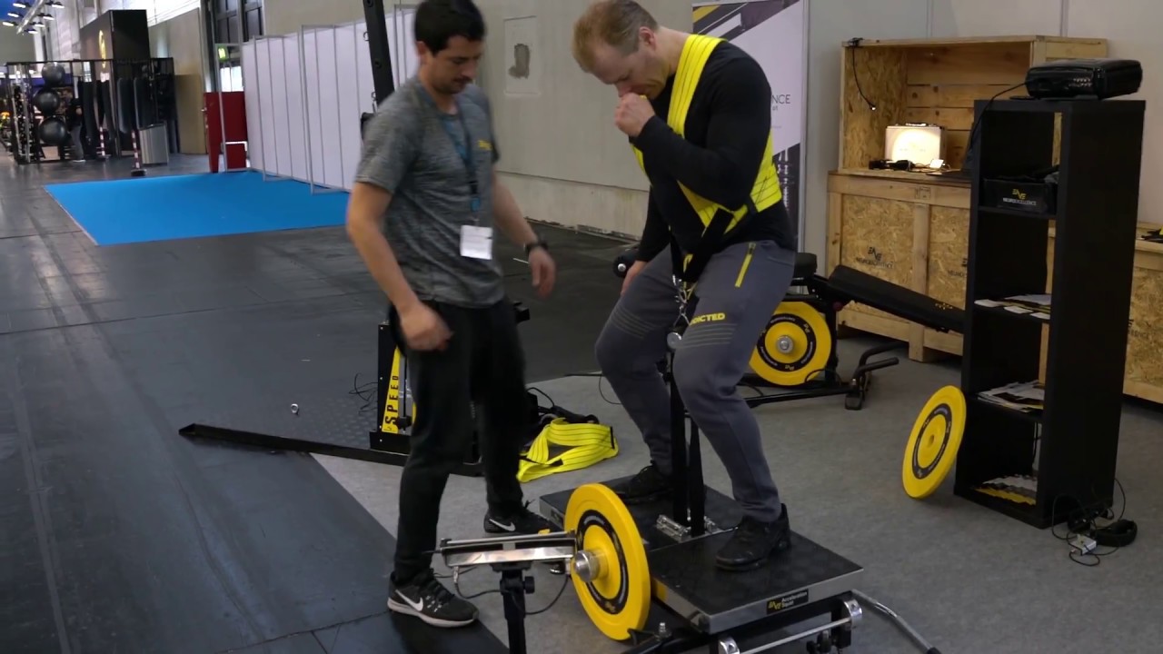 Michael Gundill teste une machine à volant d'inertie (flywheel)