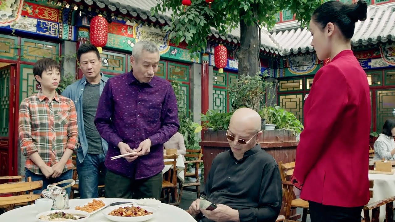 客人嫌宮保雞丁味道不對，旁桌大爺立刻親自下廚去做，輕鬆拯救這家飯館！