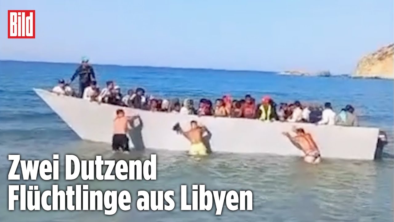 Flüchtlinge erreichen Strand in Griechenland: Badegäste schieben Boot wieder zurück