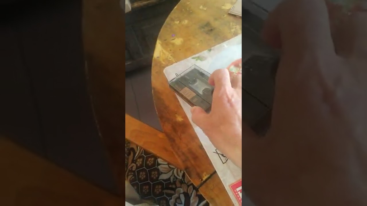 Casete audio de la Mike Germania. Coletul este percheziționat probabil la vamă.