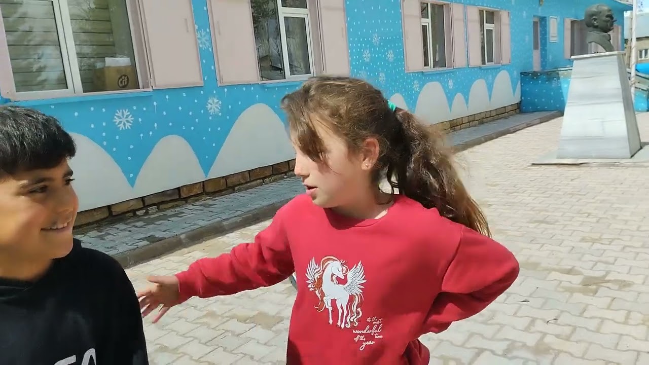 Orda bir köy var uzakta o köy bizim köyümüz dür. Bayburt Çiğdemtepe köyü.