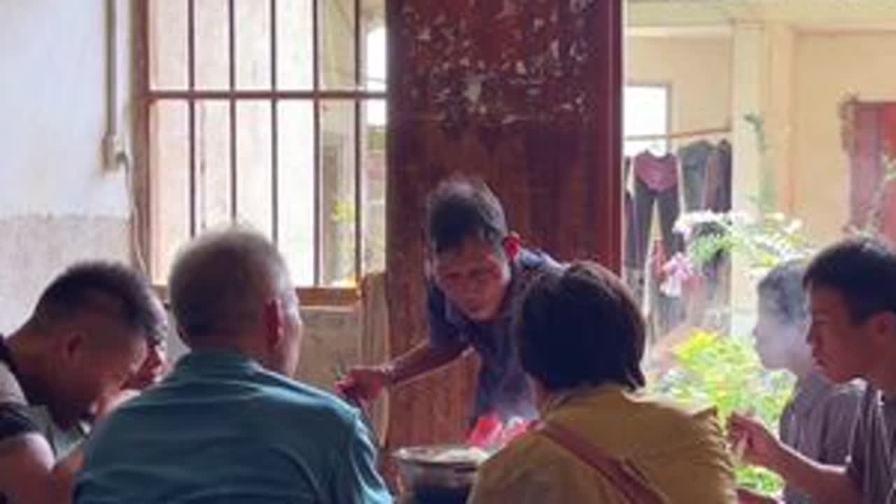 本来要打田的，没想到大化的表哥突然来访，上街买点菜来招待一下 #农村 #表哥 #走亲戚 #我的乡村生活 #广西
