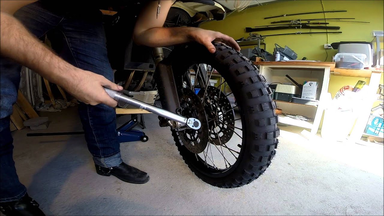 BMW F800GS Maintenance - Remove, change tyre and install front wheel. Part 2