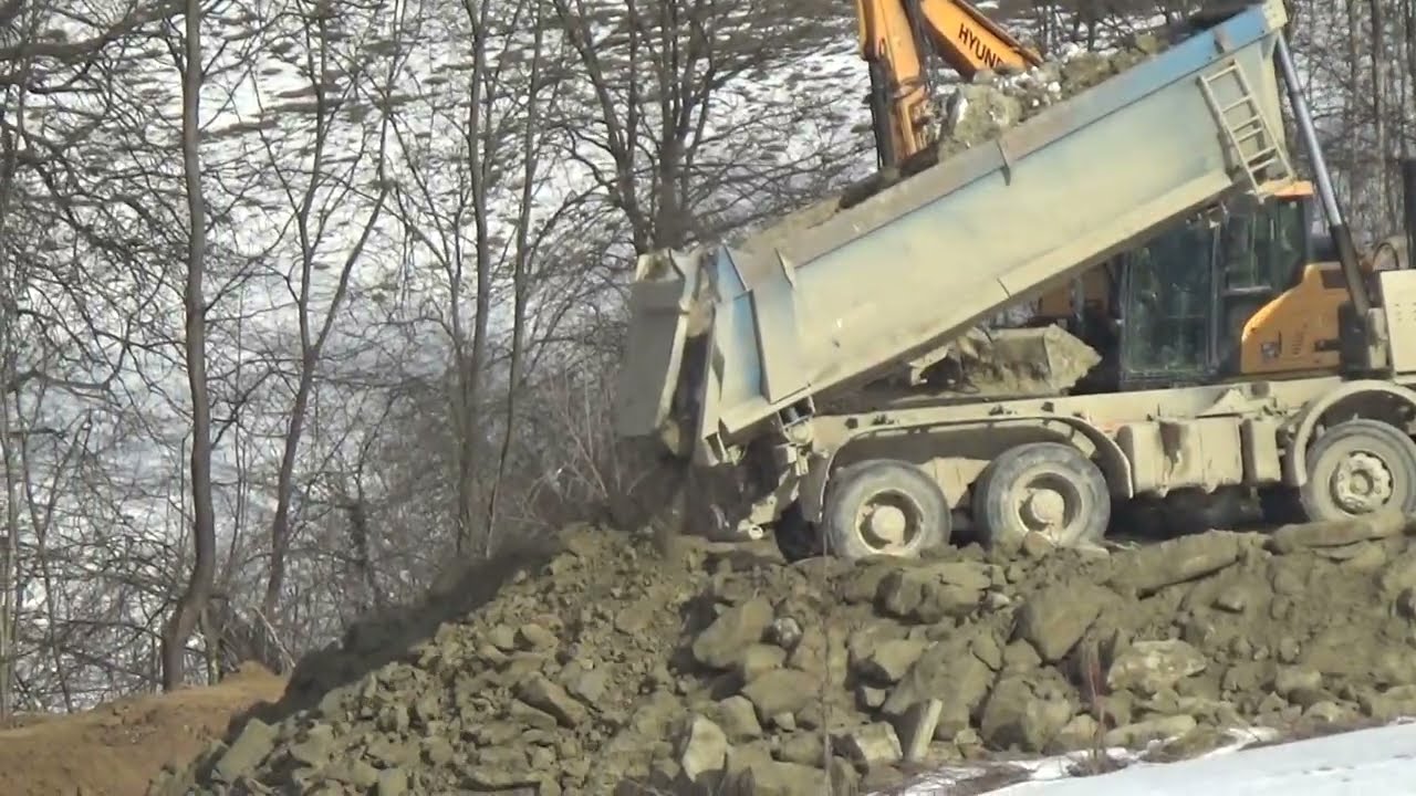 Miały być wiatraki, teraz niby farma paneli, wycieli las ,to jest ekologia po polsku.