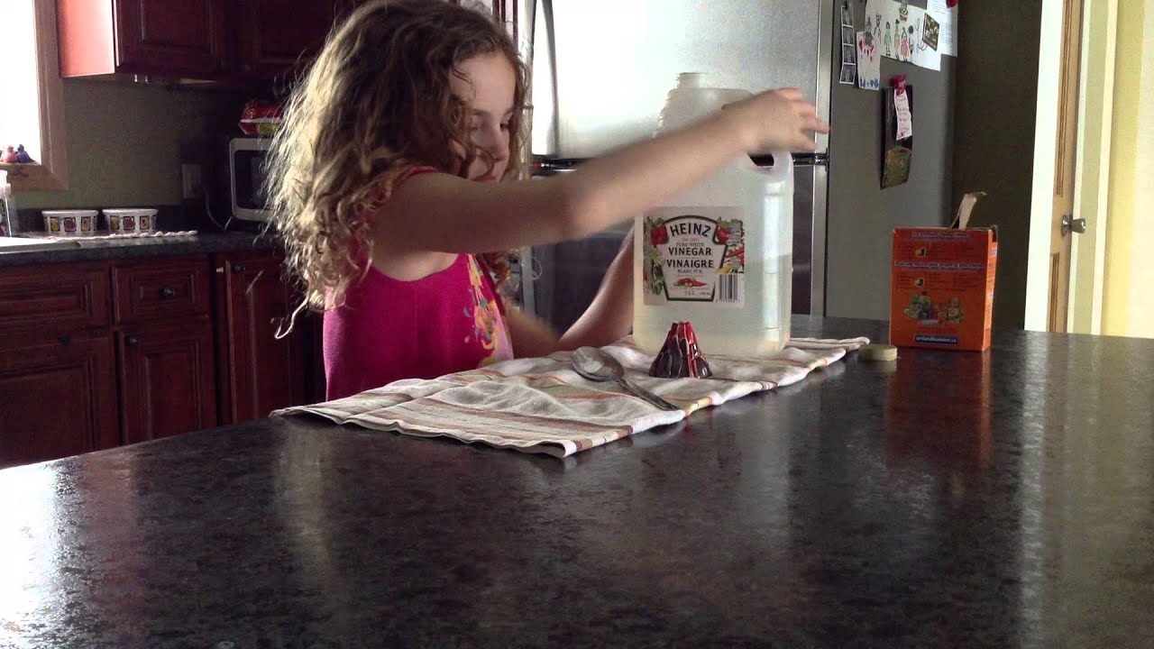 Baking soda and vinegar volcano (FAIL)