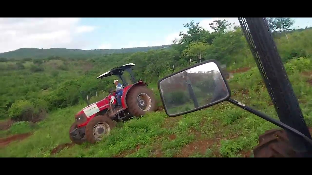 Mais um diade trator atolado no corte de terra