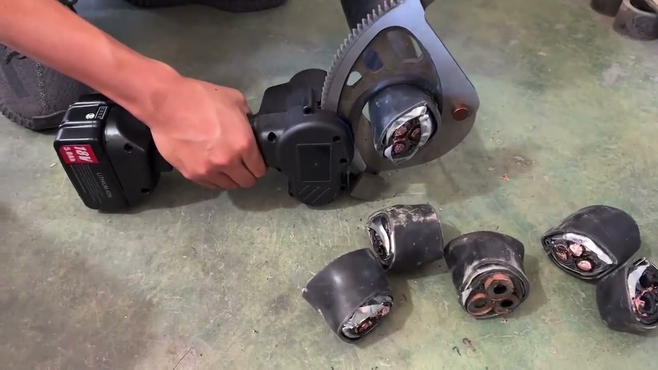 Battery hydraulic cable cutter