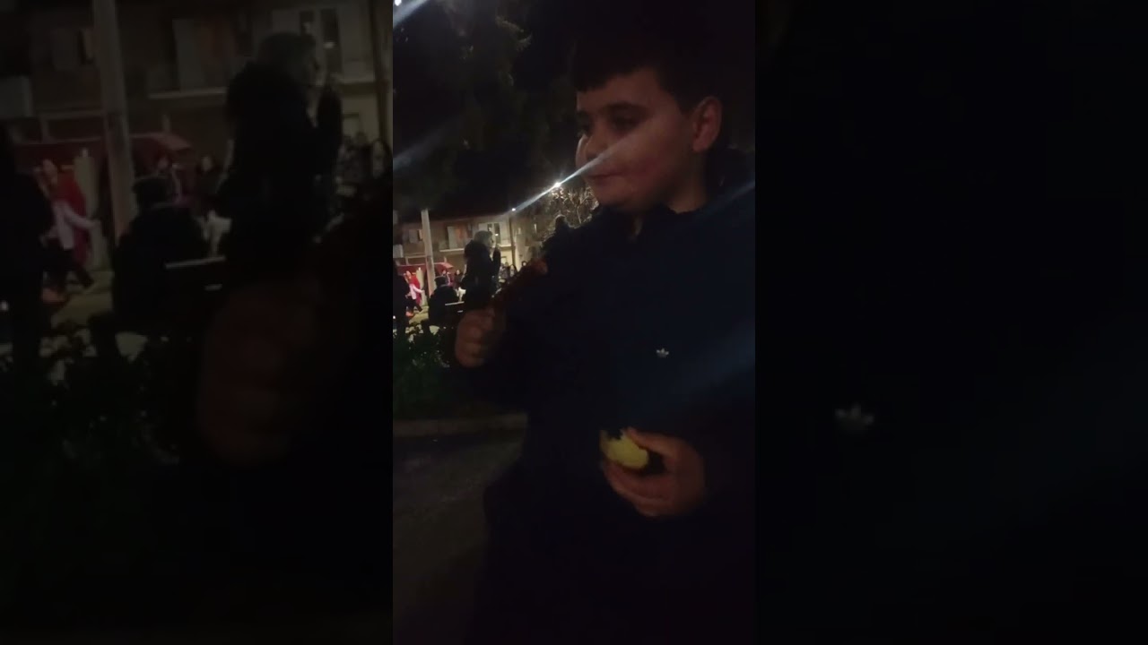 Πολύγεματο με κόσμο
