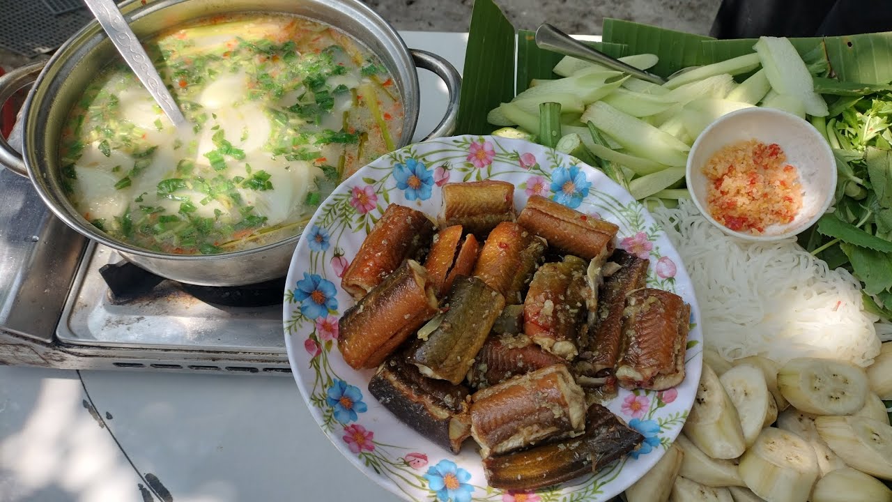 Cùng làm và thưởng thức lẩu lươn nấu với chuối xanh 
