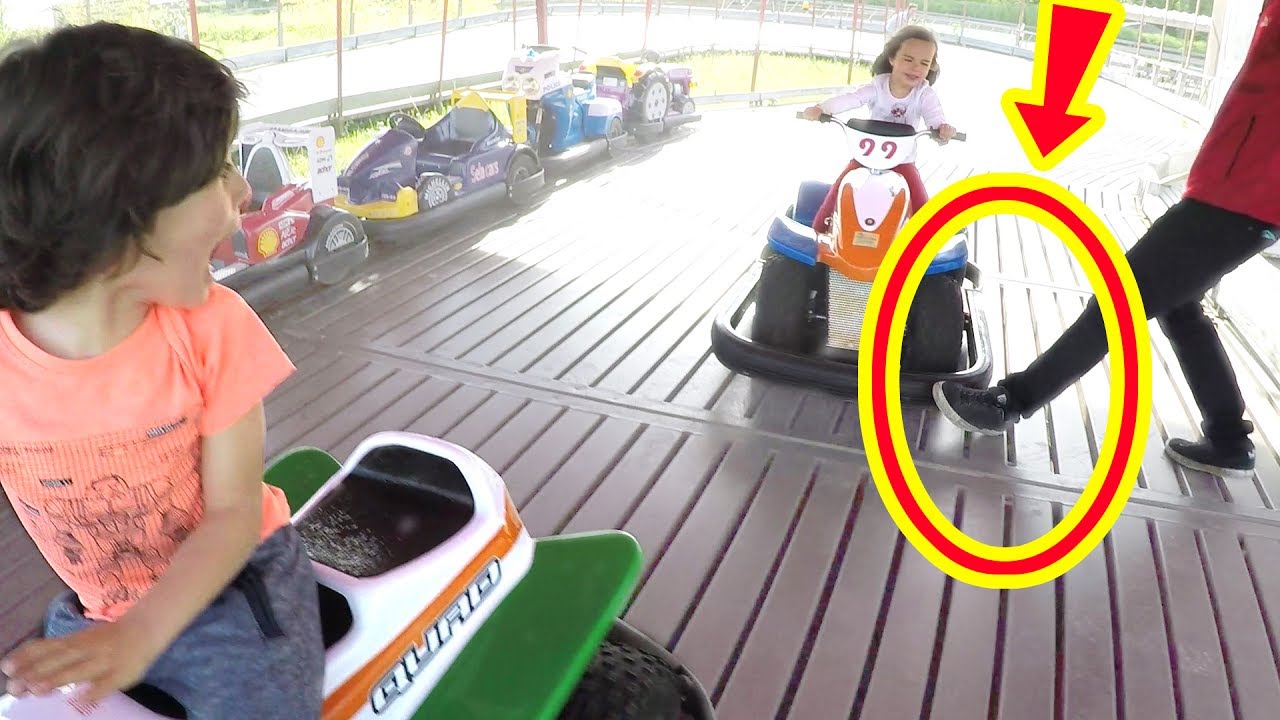 MOTOS et SENSATIONS FORTES : On évite l'ACCIDENT ! - ATTRACTIONS et MANÈGES FUN au Parc AventureLand