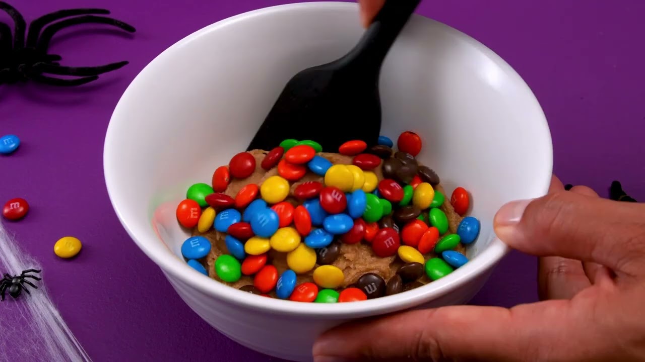 M&M'S HALLOWEEN RECIPE SPIDER WEB SPICED BLONDIES