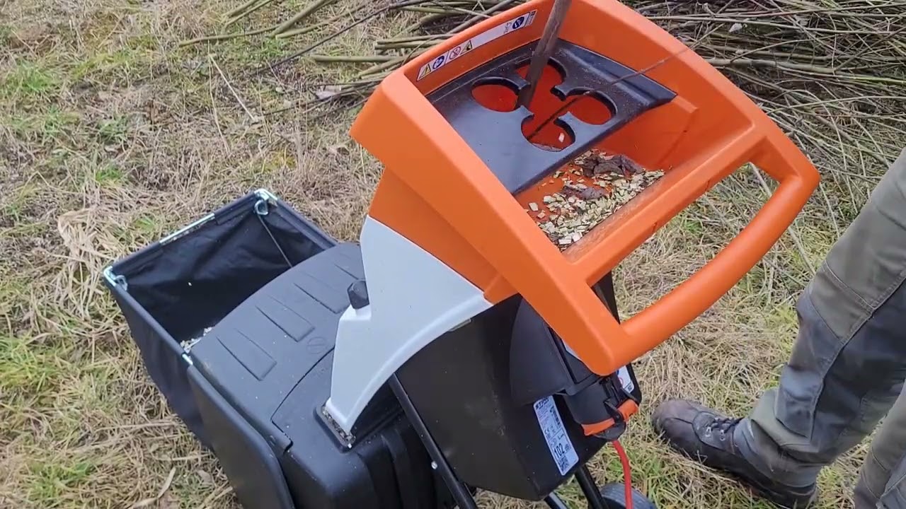 STIHL GHE 105 Wood Chipper in Action | Branches Up to 4cm