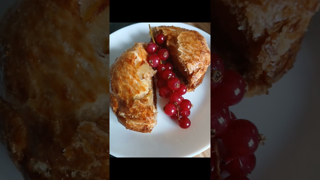 Chaussons aux pommes à la crème de noisette doré. 