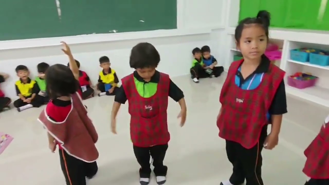 การใส่ผ้ากันเปื้อนสำหรับเด็กอนุบาล 1 โรงเรียนสุเหร่าบึงหนองบอน