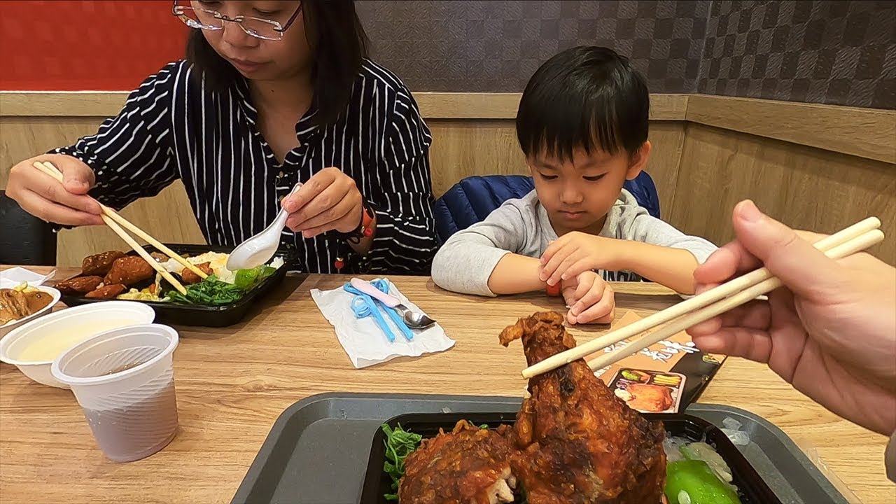 這間便當店蠻乾淨的｜午餐吃雞腿飯+糖醋排骨飯共180元