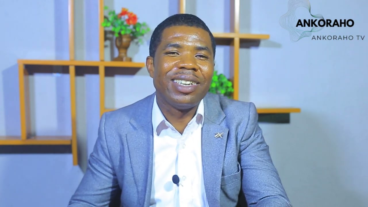 UMUKIZA AGUFASHE UKUBOKO INJIRA KUMURYANGO W'UMUGISHA WAWE MW'IZINA RYA YESU🫵