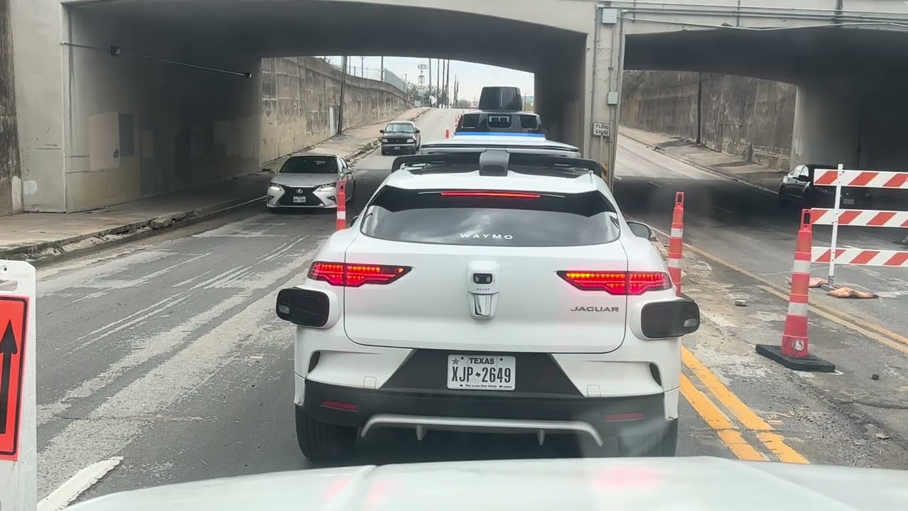 WAYMO driverless car stuck because it doesn't know how to navigate a lane closure