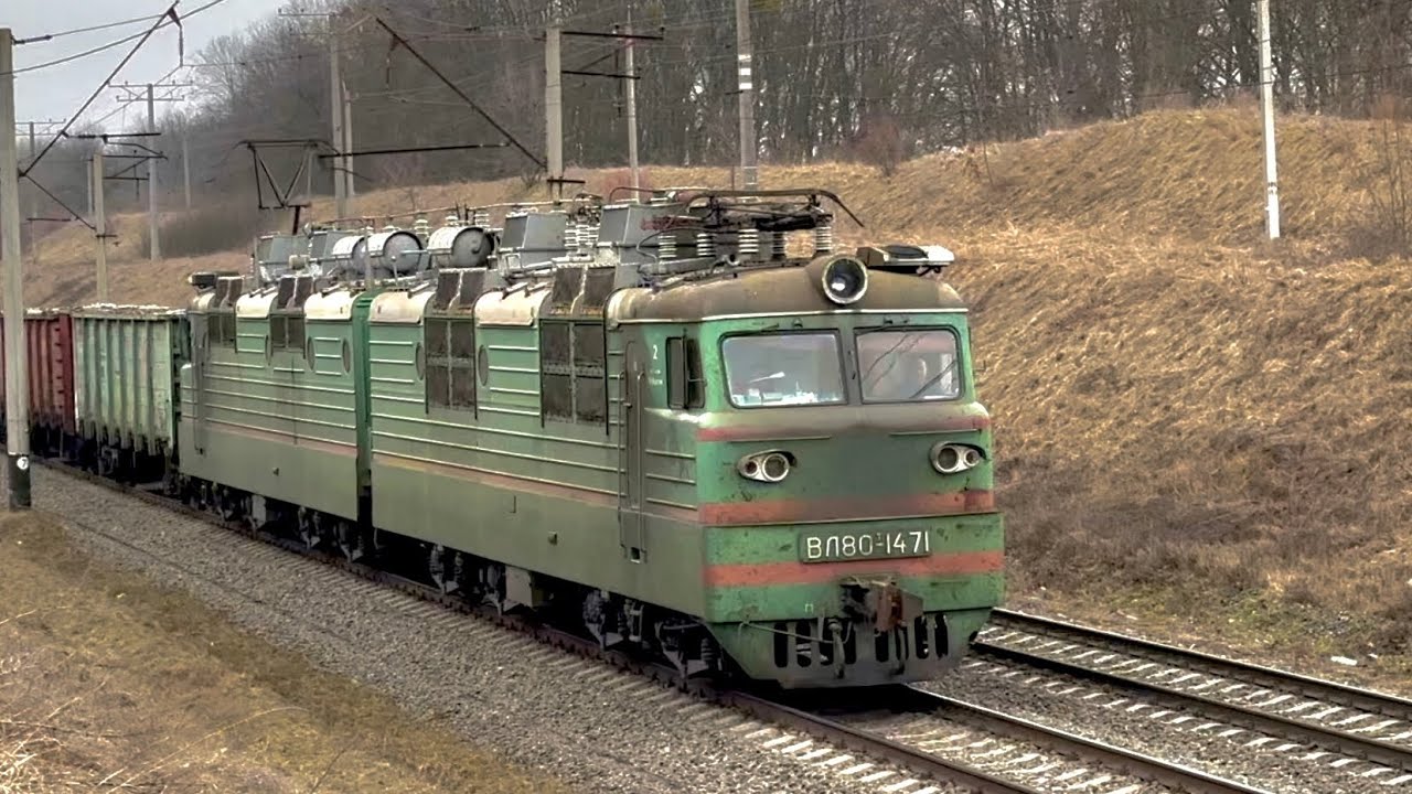 «Необычный тифон!» Электровоз ВЛ80Т-1471 следует по перегону