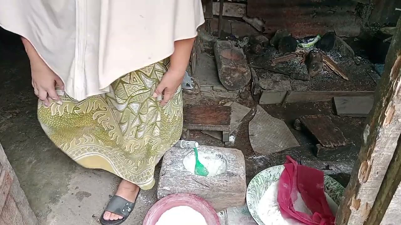 TUMBUK TEPUNG MENGGUNAKAN LESUNG KAYU