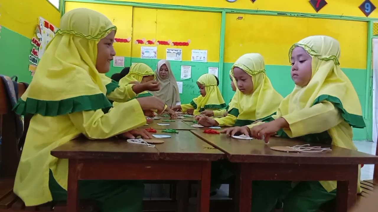 Tugas Motorik Halus dengan membuat Ubur-Ubur Meronce Sedotan warna-warni