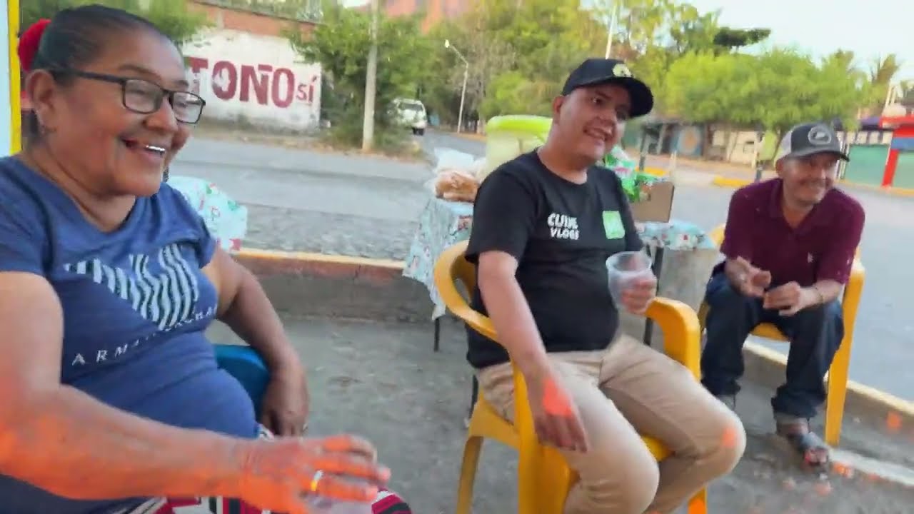 Saludando ala Raza des de el puesto de maria chipotes 