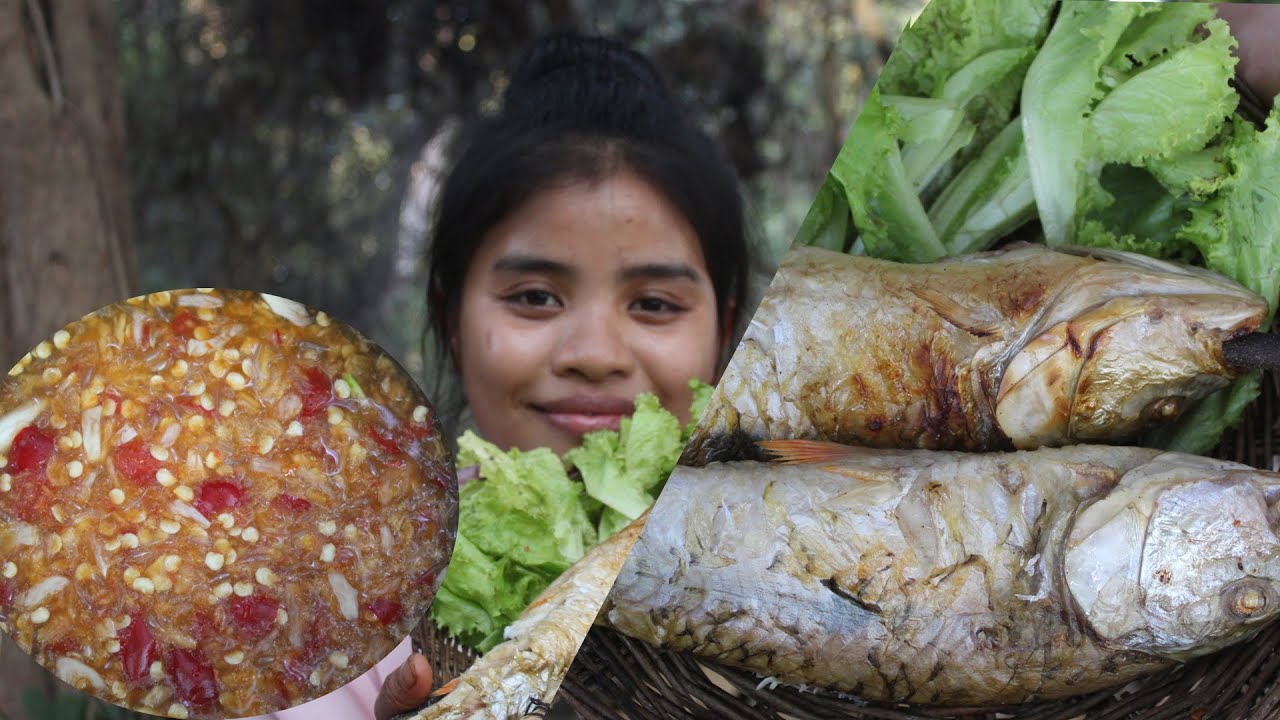 Cute girl Cooking and eating BIG fish in forest ,YuwaDaily Life