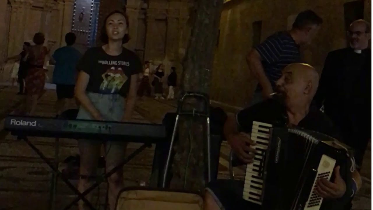 Напросилась в бэнд к уличным музыкантам в чужой стране. Roza FA и уличные музыканты в Испании