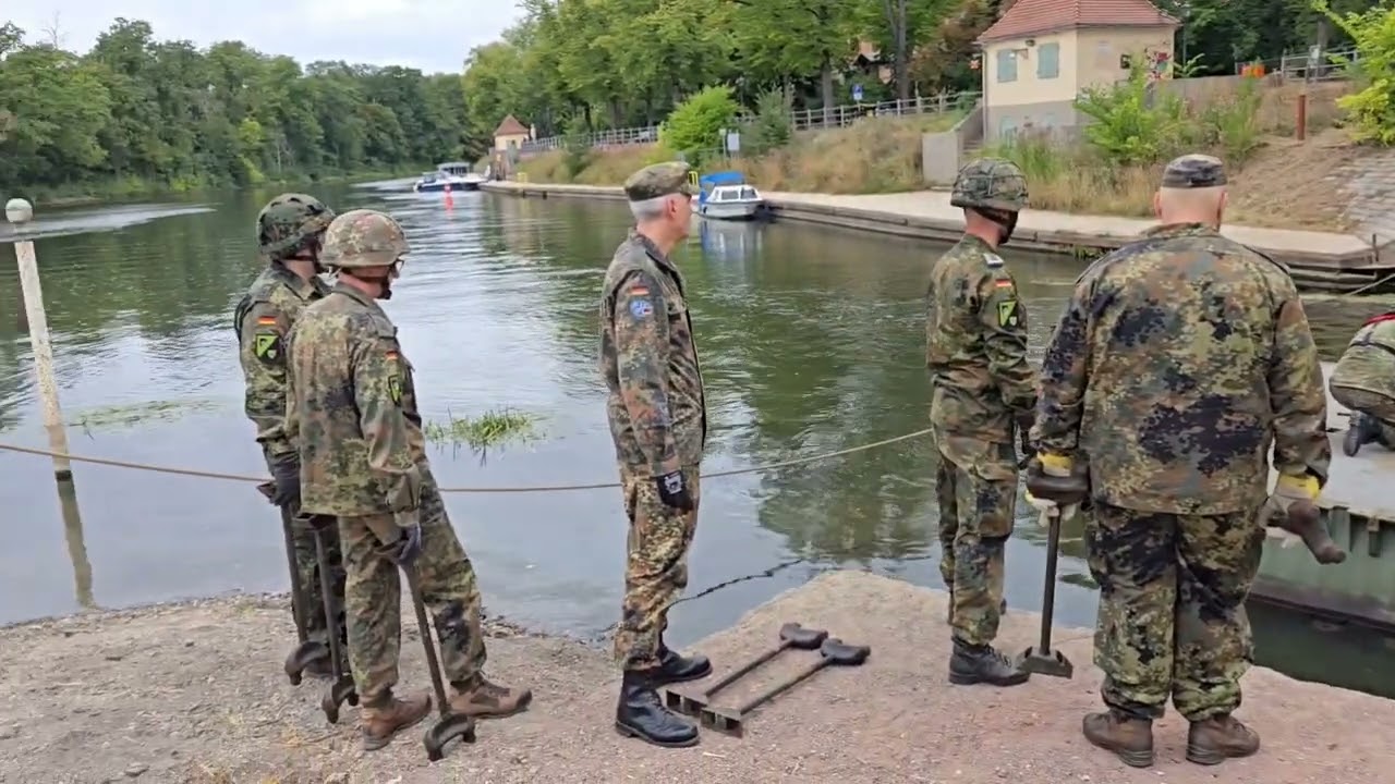 Aufbau Pontonbrücke zum Laternenfest in Halle mit Reservisten der Bundeswehr 